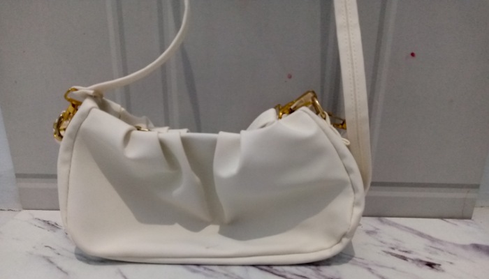 Berikut 10 Barang Wajib Cewek yang Harus ada di Dalam Tas!