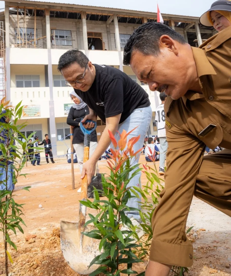 Panbil Residence Serviced Apartment Tanam Ratusan Bibit Pohon di SMKN 11 Sagulung – Kutipan