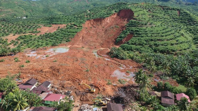 Longsor 80 Meter di Arjasari Timbun 4 Rumah, Evakuasi Dihentikan Sementara Akibat Tanah Masih Bergerak