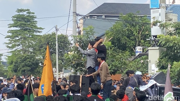 Ribuan Mahasiswa Sukabumi Gelar Aksi “Gerakan Amarah Rakyat”, Suarakan 11 Tuntutan
