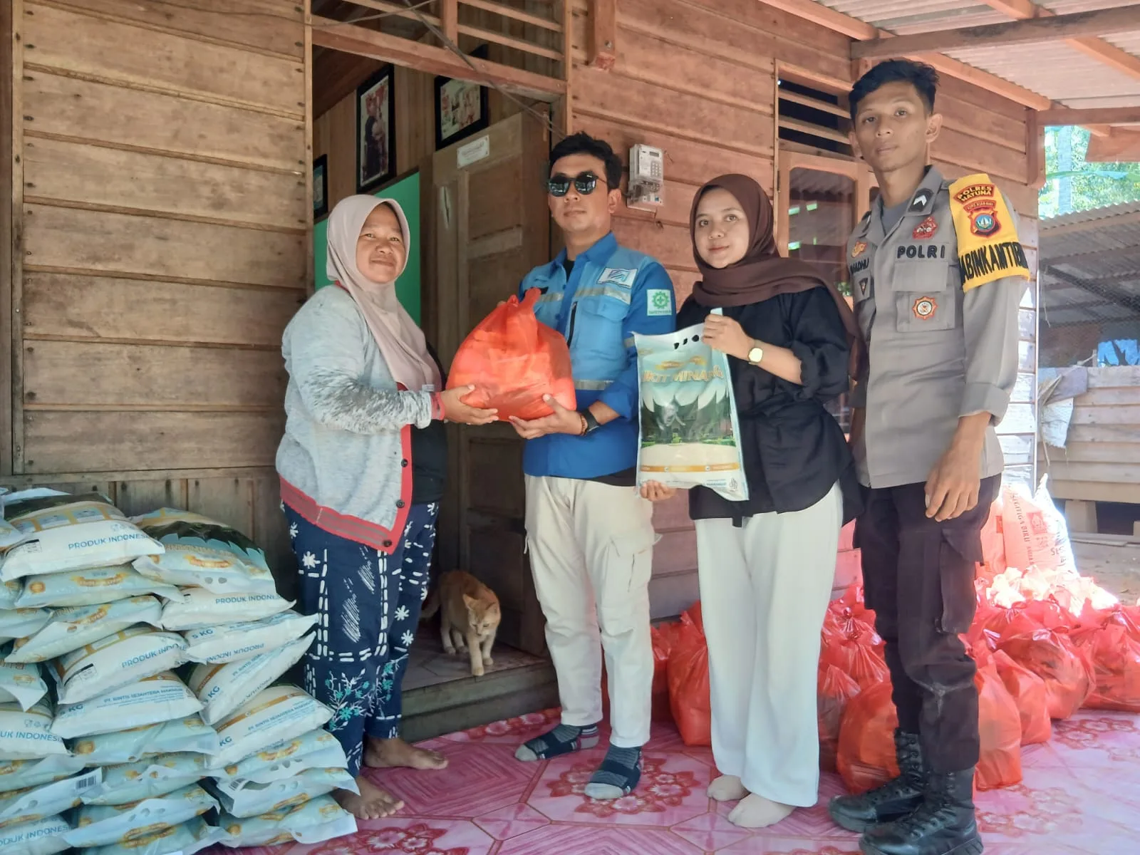 PT. MMI Salurkan Paket Sembako Bagi Warga Kelarik di Sekitar WIUP – Kutipan