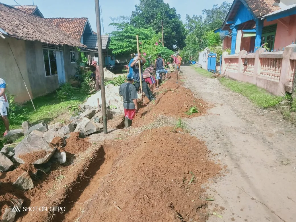 Warga Desa Gelok Desa Madukoro Bersama-sama Membangun Tanggul Penahan Tanah – Pengumpulan