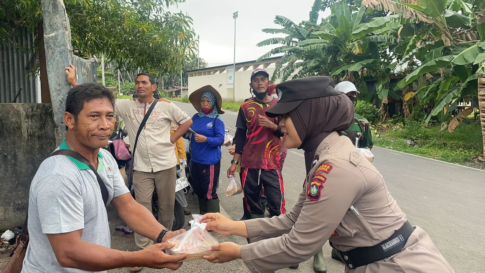 Polwan Polres Natuna Gelar Jumat Berkah, Bagikan Paket Makanan kepada Warga – Kutipan