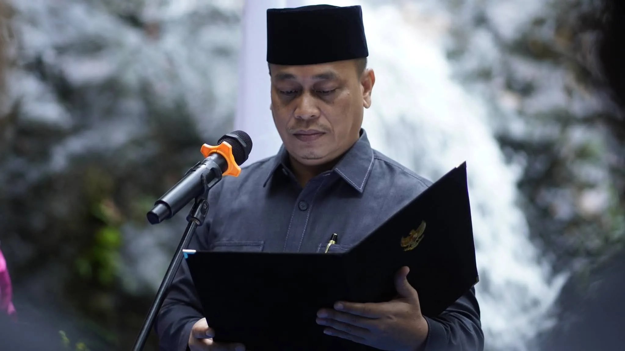 Bupati Lingga Pilih Alam Terbuka untuk Pelantikan, 6 Pejabat Tinggi Pratama Resmi Dilantik di Air Terjun Resun – Kutipan