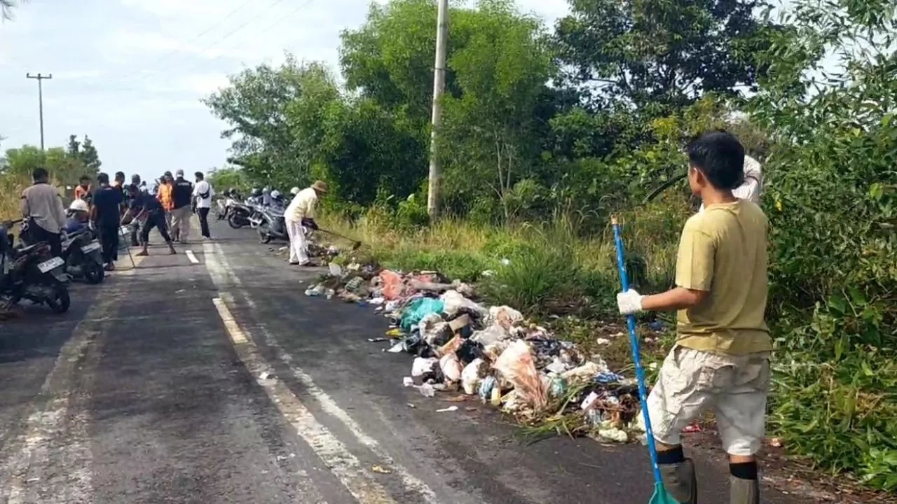 Miris! Sampah Berserakan Jalan Batu Berdaun Atas, Camat Singkep Sebut Warga Belum Disiplin dan Minta Tambahan Arm Roll – Kutipan