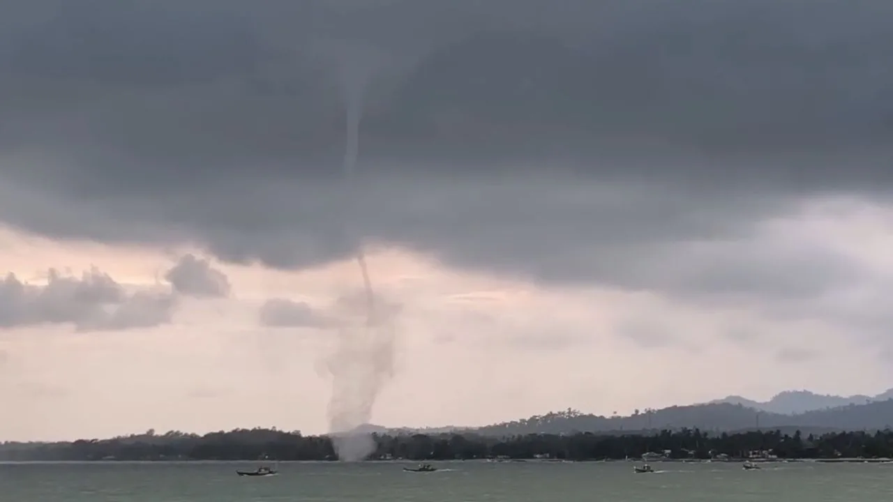 Penampakan Waterspout Dekat Pelabuhan Dabo Singkep, Berjarak 200 Meter dari Dermaga – Kutipan