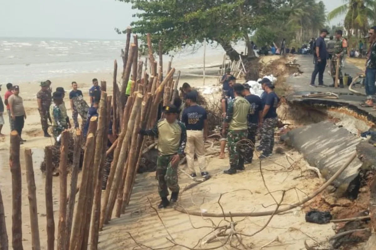Warga dan TNI Polri Gotong Royong Atasi Abrasi di Batu Berdaun, Jalan Utama Mulai Ambles – Kutipan